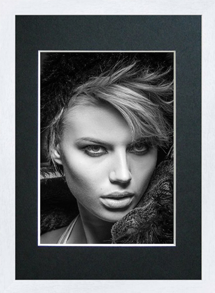 Dřevěný bílí rám s paspartou a  fotografií, nové město na moravě, vysočina